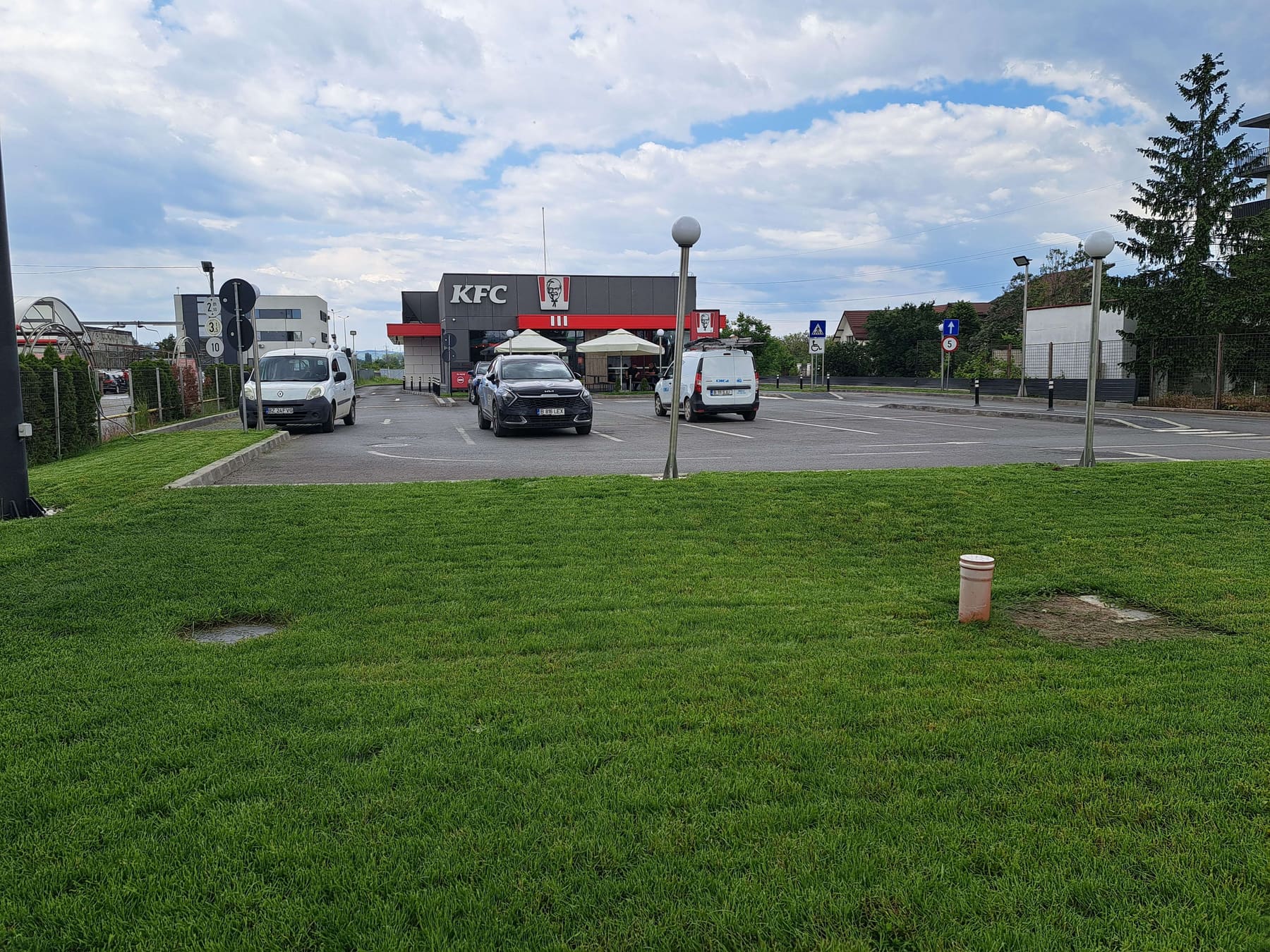 Zonă verde întreținută la un spațiu comercial